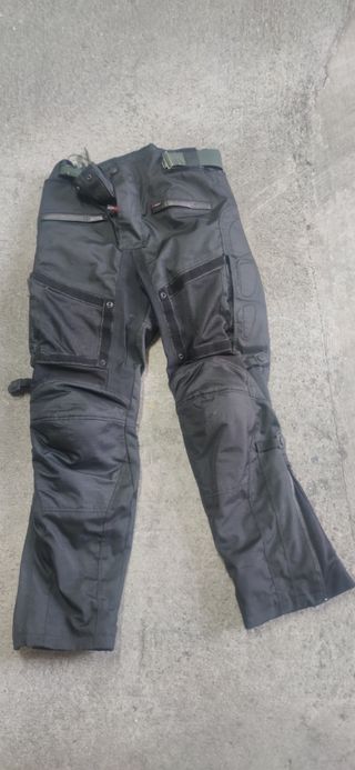 Chaqueta motorista y pantalón a juego