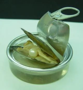 Caja de la perla del deseo con una rosa en joyero