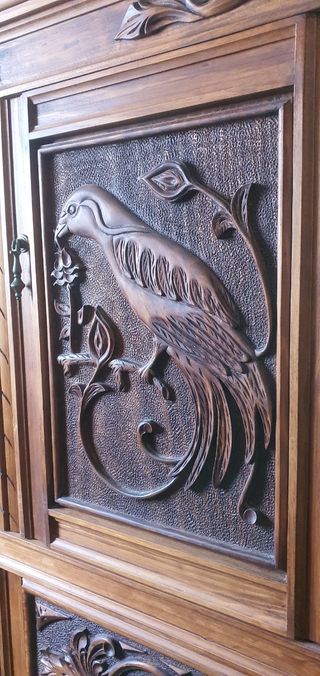 Mueble antiguo tallado a mano, escucho ofertas.