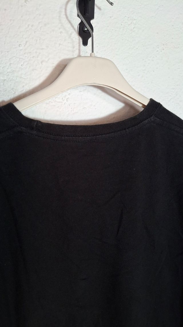 Camiseta negra estampada