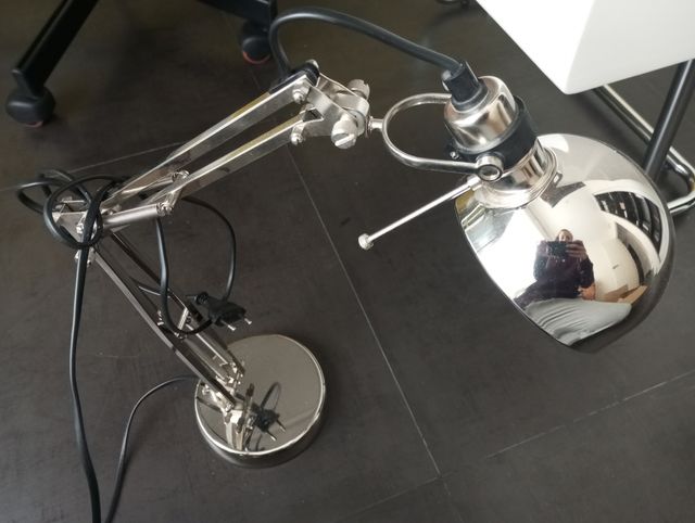 Lampara de escritorio plateada