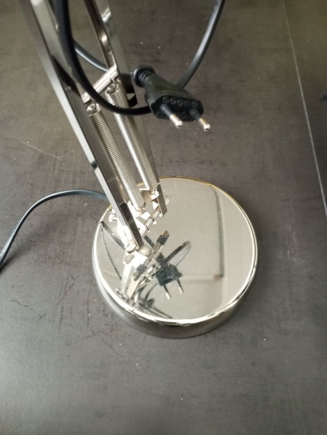 Lampara de escritorio plateada