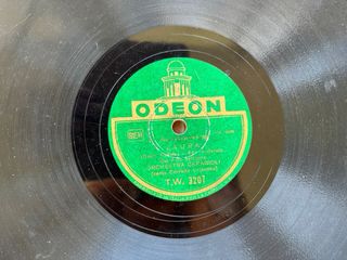 6 dischi 78 giri rovinati per decorazioni creative  Materiale: vinile / ceralacca rigida Diametro: N. 2  cm. 20 N. 4  cm. 25 Stato: rovinati / sbeccati sul perimetro