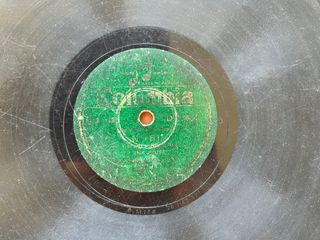 6 dischi 78 giri rovinati per decorazioni creative  Materiale: vinile / ceralacca rigida Diametro: N. 2  cm. 20 N. 4  cm. 25 Stato: rovinati / sbeccati sul perimetro