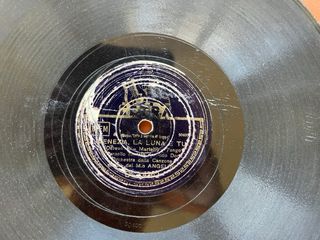 6 dischi 78 giri rovinati per decorazioni creative  Materiale: vinile / ceralacca rigida Diametro: N. 2  cm. 20 N. 4  cm. 25 Stato: rovinati / sbeccati sul perimetro