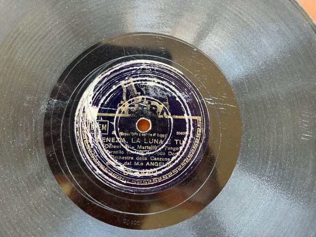 6 dischi 78 giri rovinati per decorazioni creative  Materiale: vinile / ceralacca rigida Diametro: N. 2  cm. 20 N. 4  cm. 25 Stato: rovinati / sbeccati sul perimetro