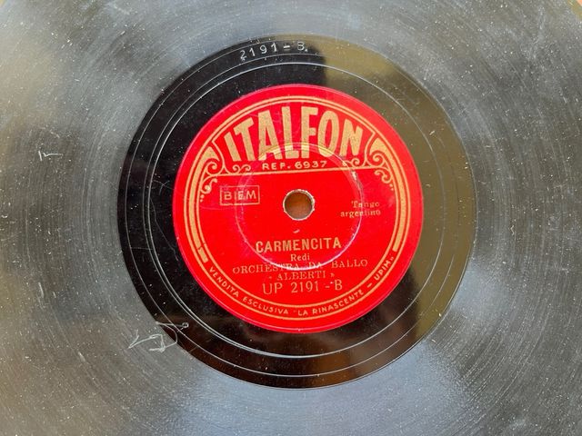 6 dischi 78 giri rovinati per decorazioni creative  Materiale: vinile / ceralacca rigida Diametro: N. 2  cm. 20 N. 4  cm. 25 Stato: rovinati / sbeccati sul perimetro