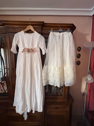 Traje de comunión con fajín de flores