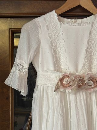 Traje de comunión con fajín de flores