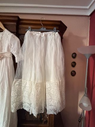 Traje de comunión con fajín de flores