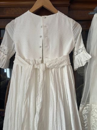 Traje de comunión con fajín de flores