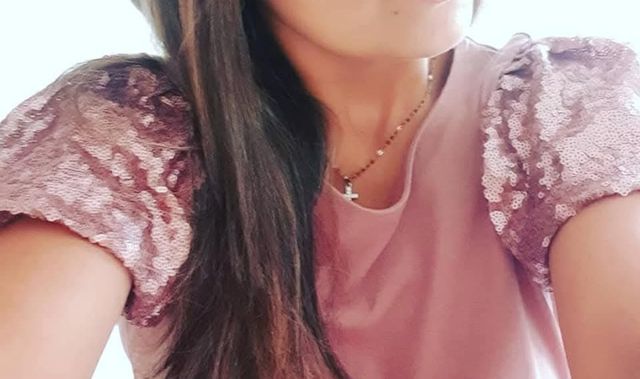 Camiseta rosa con mangas brillantes