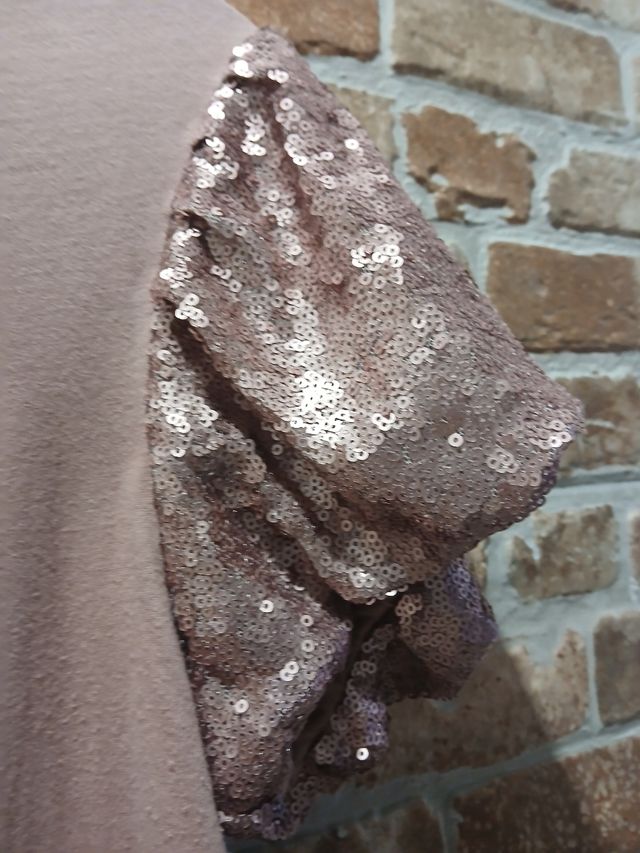 Camiseta rosa con mangas brillantes