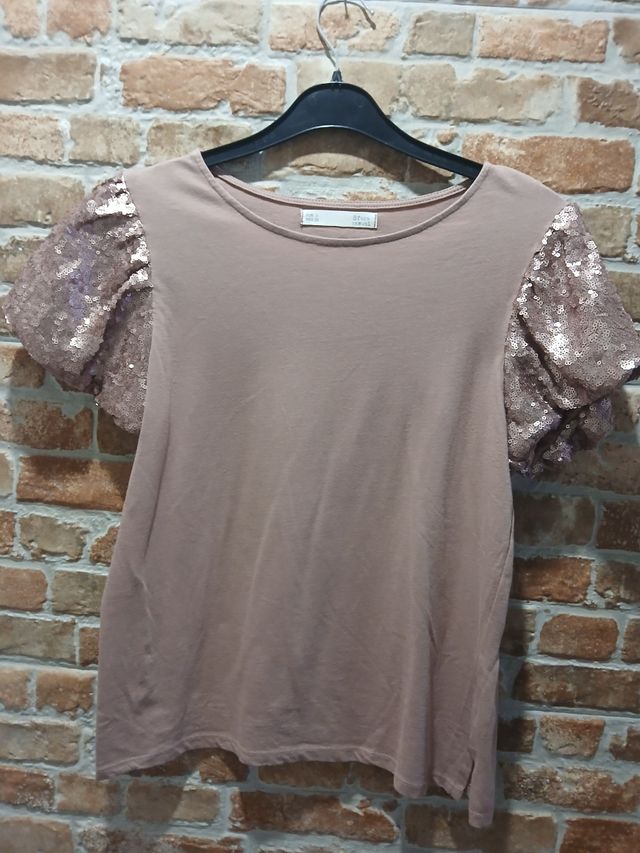 Camiseta rosa con mangas brillantes