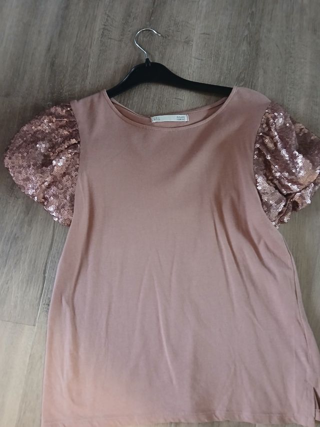 Camiseta rosa con mangas brillantes