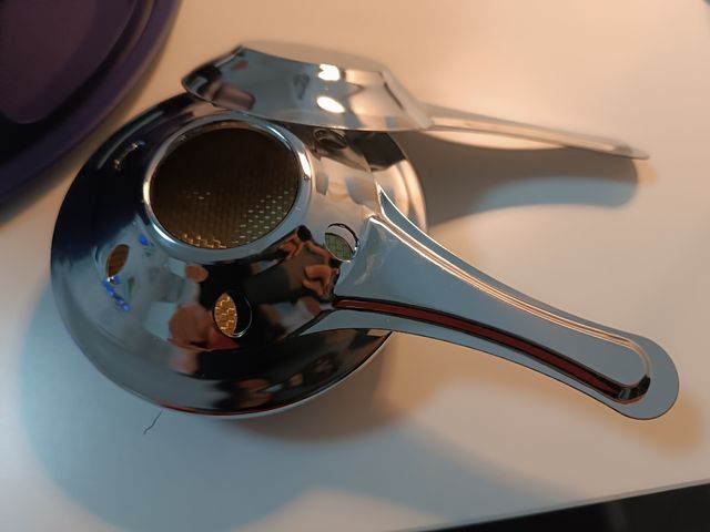 Fonduta: pentola blu e fornelletto