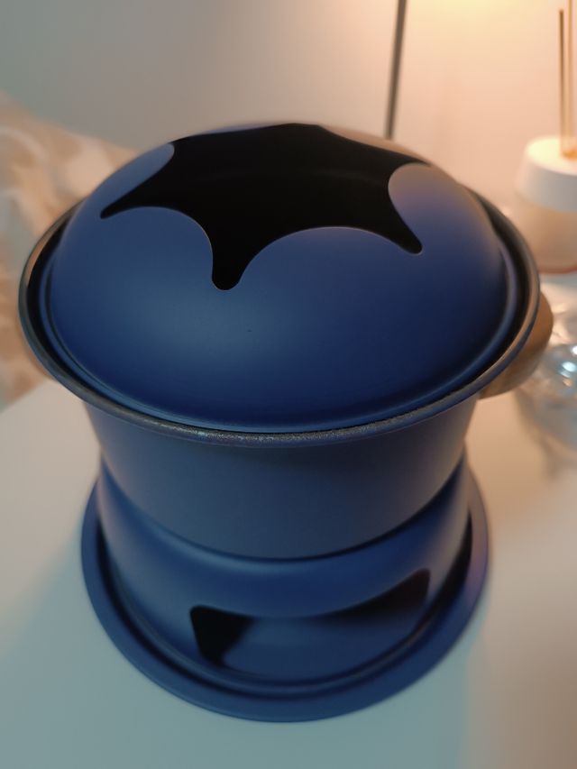 Fonduta: pentola blu e fornelletto