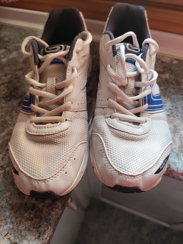 Zapatillas deportivas blancas y azules