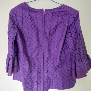 Camisa morada peplum.