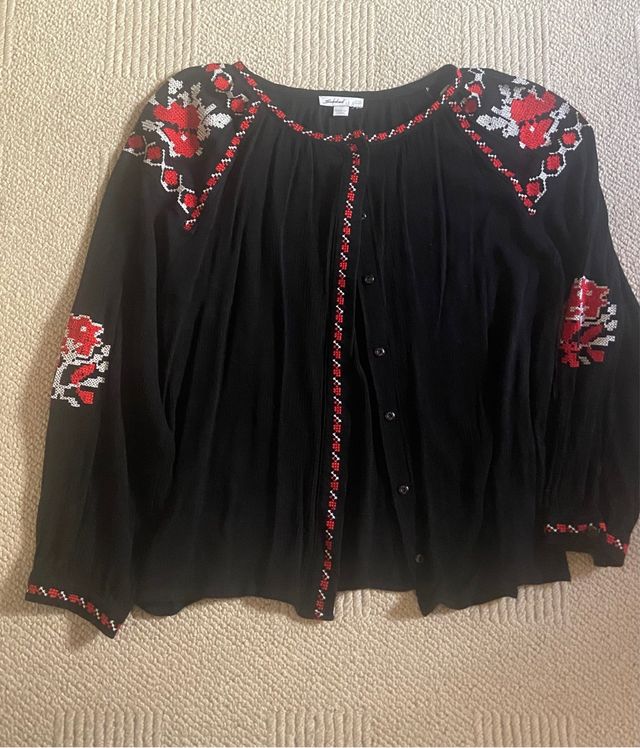 Blusa negra bordada