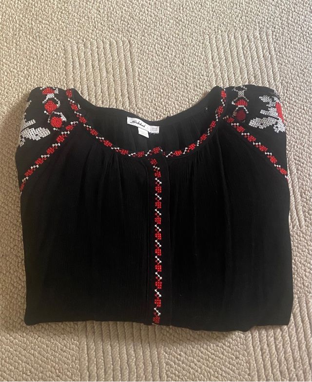 Blusa negra bordada