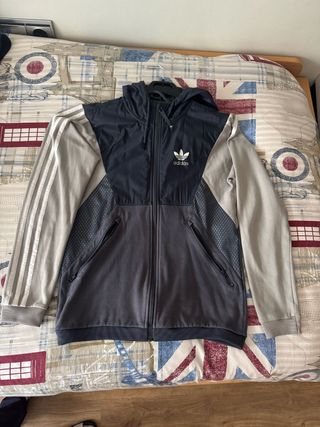 Chaqueta Adidas gris y negra