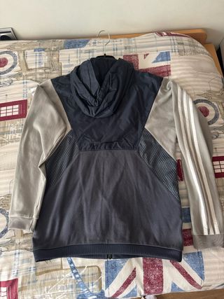 Chaqueta Adidas gris y negra