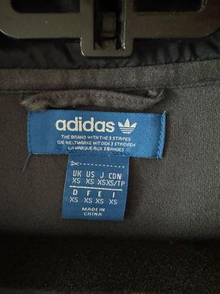 Chaqueta Adidas gris y negra