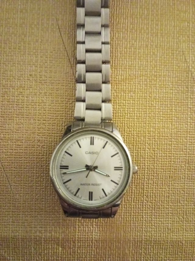 Reloj Casio plateado - Resistente al agua