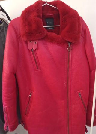 Chaqueta Bershka roja efecto pelo
