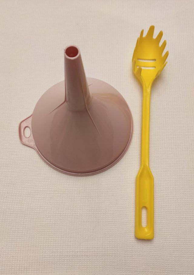 Imbuto rosa + cucchiaio per pasta giallo