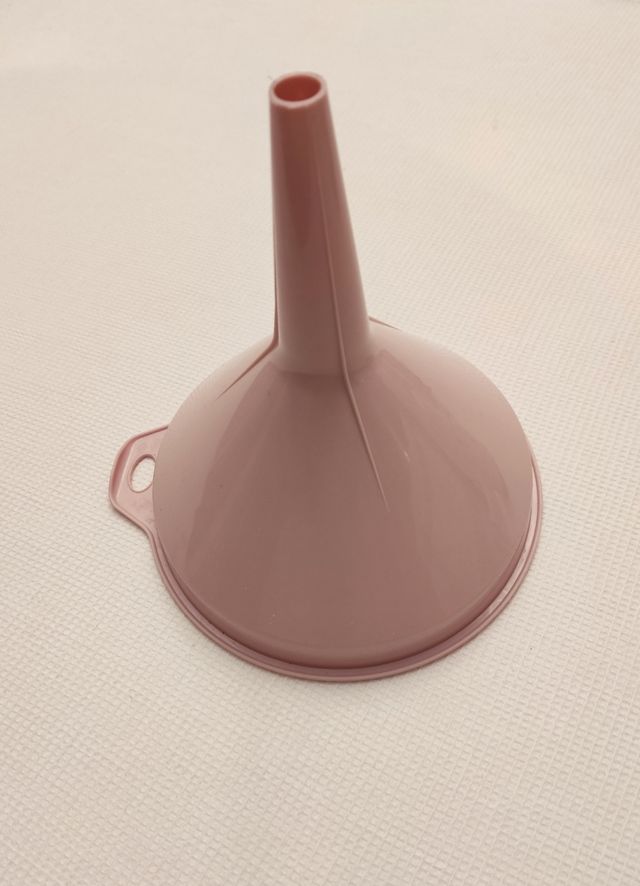 Imbuto rosa + cucchiaio per pasta giallo