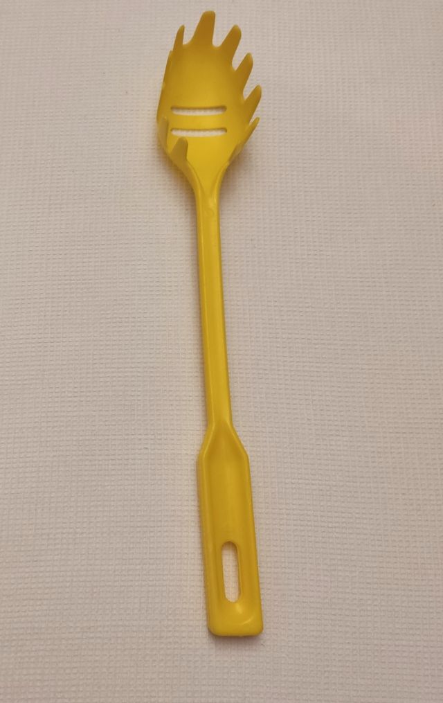 Imbuto rosa + cucchiaio per pasta giallo