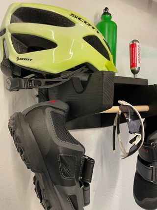 Soporte de pared para bicicleta. Soporte madera