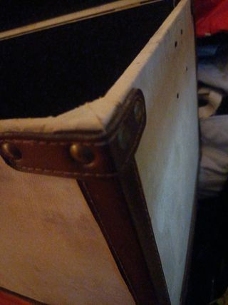 Baúl beige simil piel, con interior forrado