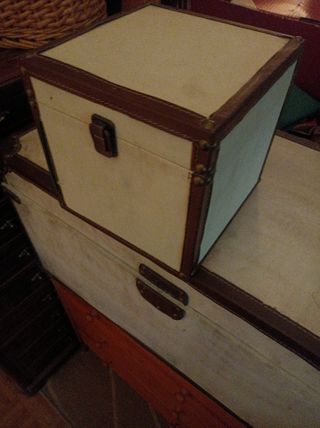 Baúl beige simil piel, con interior forrado