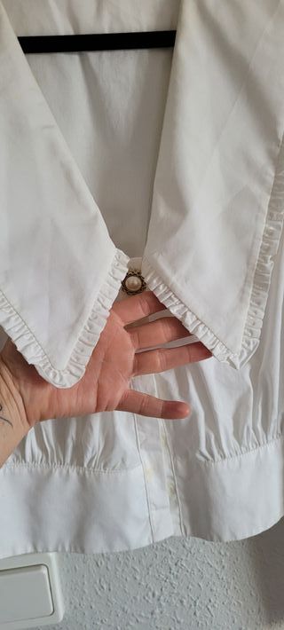 Camisa con escote y volante de Uterqüe
