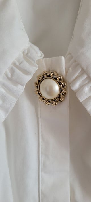 Camisa con escote y volante de Uterqüe