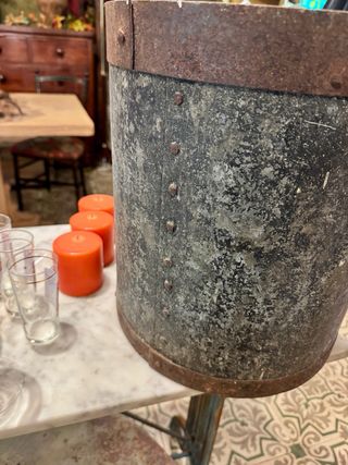 Medida antigua de hierro. 25 litros 