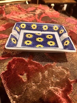 Cenicero de ceramica de mesa azul y amarillo