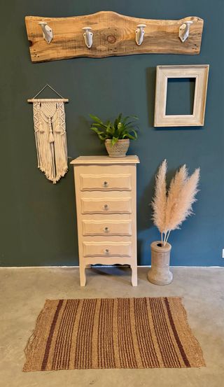 Conjunto cajonera colgador y tapiz de macrame. 