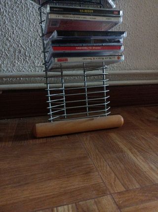 Estantería de madera y metal para 60 CDs