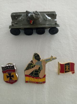 Lote Pins insignia + miniatura tanque