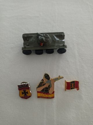 Lote Pins insignia + miniatura tanque