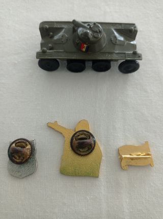 Lote Pins insignia + miniatura tanque