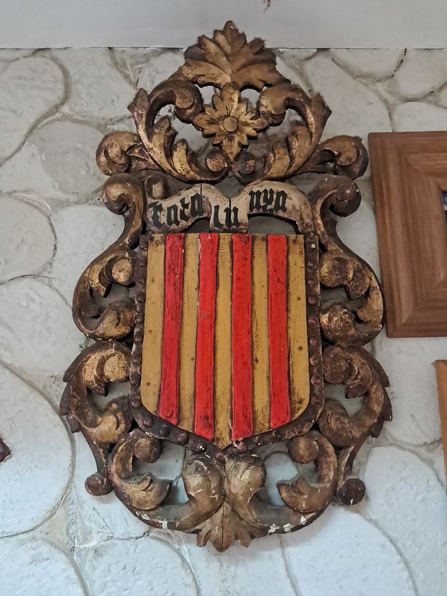 Escudo antiguo madera tallado