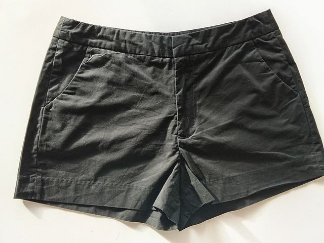 Pantalon corto negro de algadon. Sfera. M.