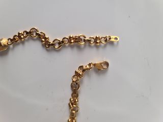 Gargantilla dorada con piedras azules