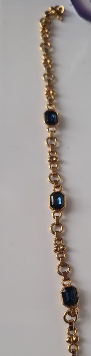 Gargantilla dorada con piedras azules