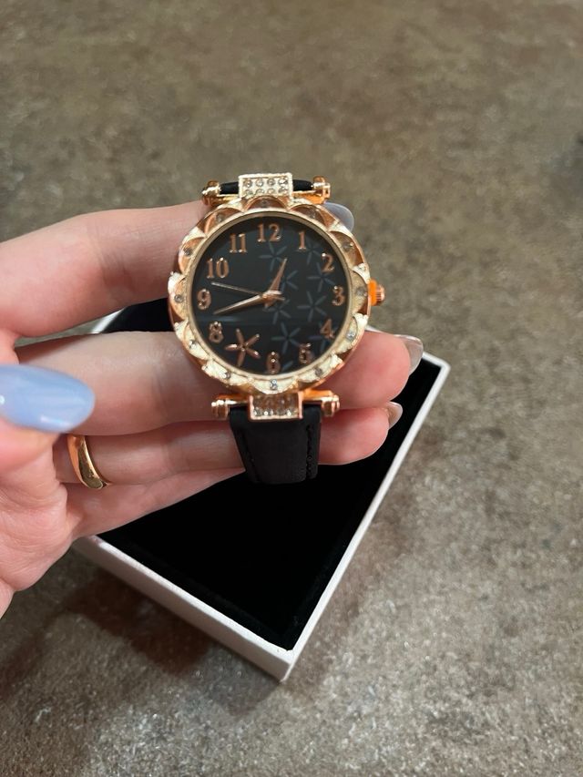 Orologio da polso nero con quadrante rosa gold